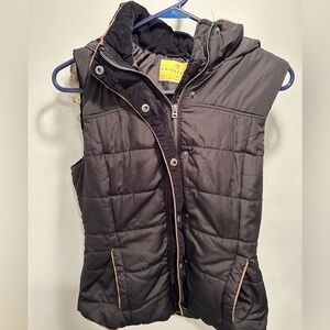 Prince and Fox medium black west with faux fur hoodie